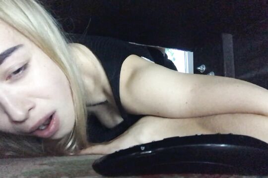 Сестра застряла под диваном и брат этим воспользовался