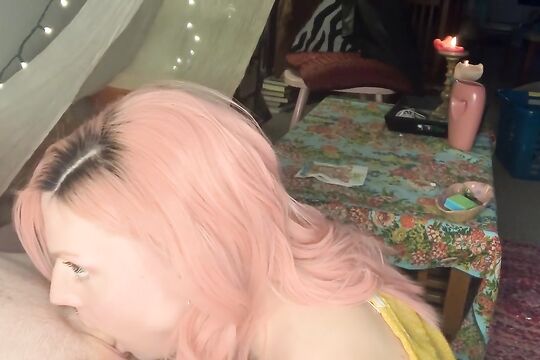 Транс накрасился и сделал круто минет парню